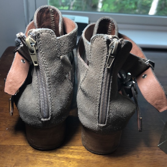 Jeffery Campbell (7M) pointy toe 1” heal Tan suede with zipper back open sides - Picture 5 of 7